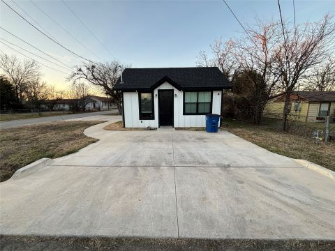 300 Avenue B, Ennis, TX 75119 — photo 2