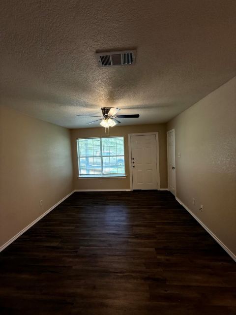 400 Blackwood Street 402, Gainesville, TX 76240 — photo 2
