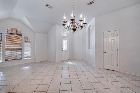 635 Blue Sky Drive, Arlington, TX 76002 — photo 2