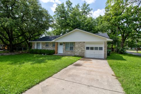 327 W Mckinney Street, Pilot Point, TX 76258 — photo 2
