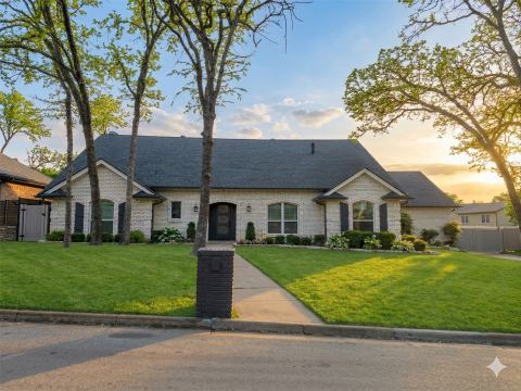 2202 Woodsong Trail, Arlington