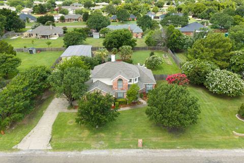 1110 Hampshire Drive, Waxahachie