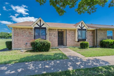 33 E Townhouse Lane 30, Grand Prairie, TX 75052 — photo 2