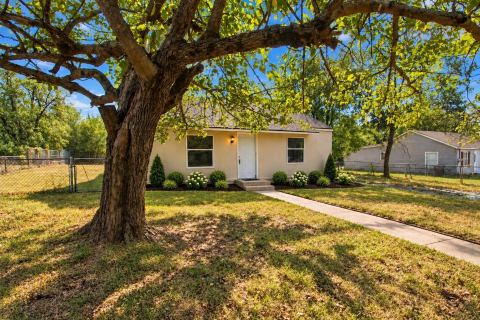 1504 S Travis Avenue, Denison