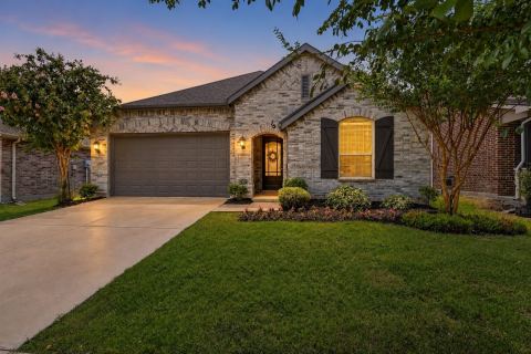 1916 Outpost Creek Lane, Aubrey