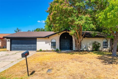 2105 Cottie Lane, Arlington