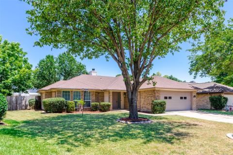2506 Mckensie Lane, Grand Prairie, TX 75052 — photo 2