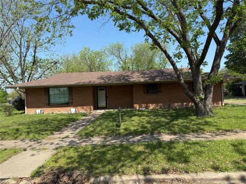 1412 Hillcrest Street, Ennis