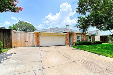 2511 Via Avenida, Carrollton