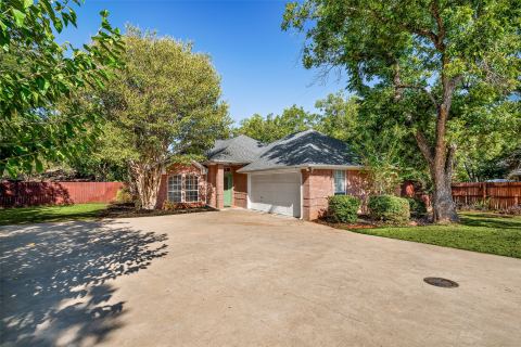 8816 The Briers Court, Granbury