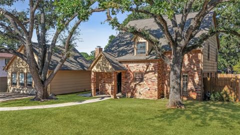813 Chaparral Court, Bedford, TX 76022 — photo 2