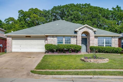 1013 Hidden Lake Drive, Burleson