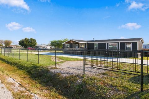 18061 Cindys Lane, Justin, TX 76247 — photo 3