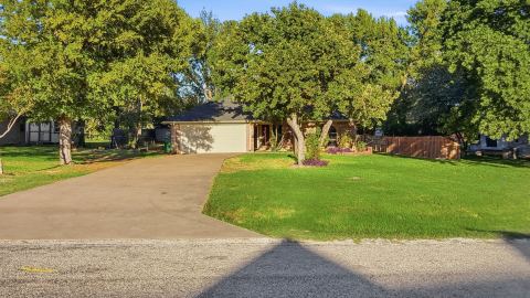 1903 W Spanish Oak Drive, Granbury, TX 76048 — photo 2