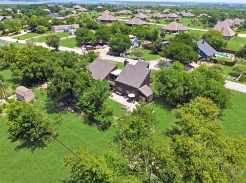6039 Bear Creek Drive E, Fort Worth, TX 76126 — photo 2