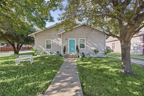 220 W Wardville Street, Cleburne, TX 76033 — photo 2