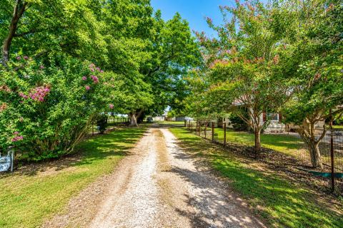 801 S Sutton Street, Mabank, TX 75147 — photo 2