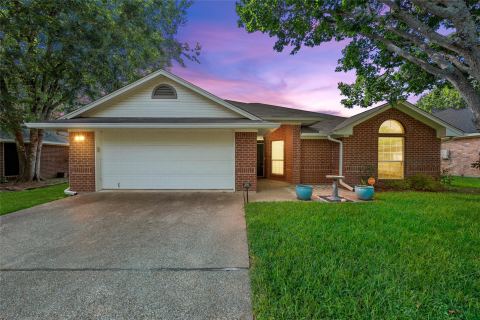 10604 Sierra West Drive, Waco