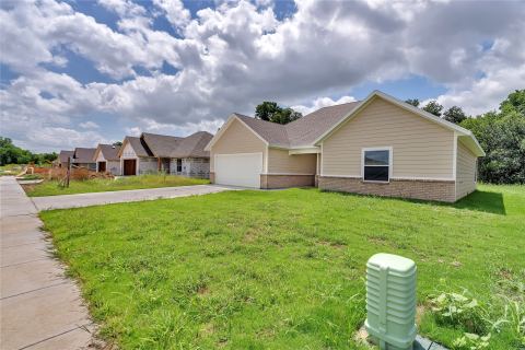 636 Crockett Drive, Cleburne, TX 76031 — photo 2