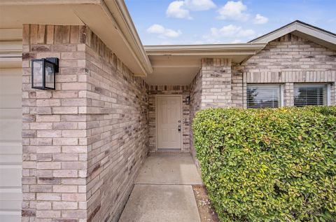 5225 Newcastle Lane, Fort Worth, TX 76135 — photo 2
