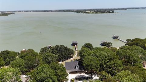 429 Meandering Way, Corsicana