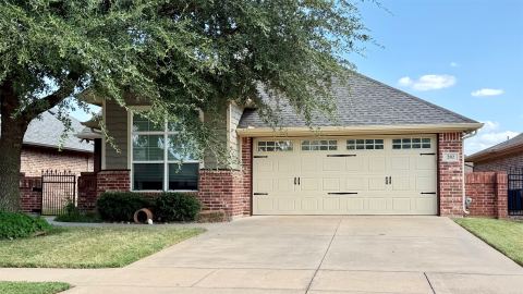 202 Captains Court, Granbury