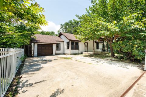 305 Hensley Drive, Grand Prairie, TX 75050 — photo 2