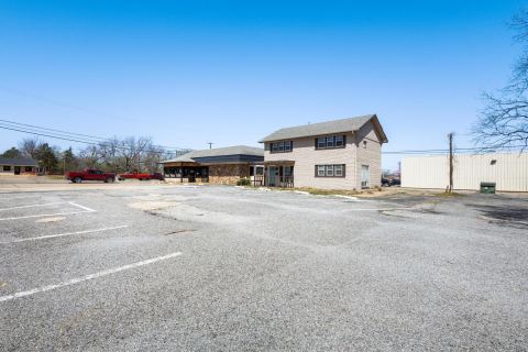 127 W Texas Street, Denison