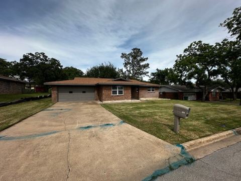 829 N Charlotte Avenue, Stephenville, TX 76401 — photo 2