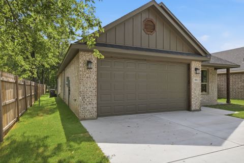 304 Evans Street, Cleburne, TX 76031 — photo 3