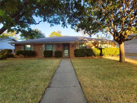 7405 Pinehurst Drive W, Fort Worth