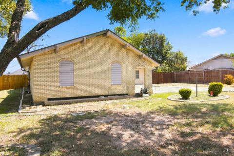 2420 Timberlake Drive, Irving, TX 75062 — photo 2