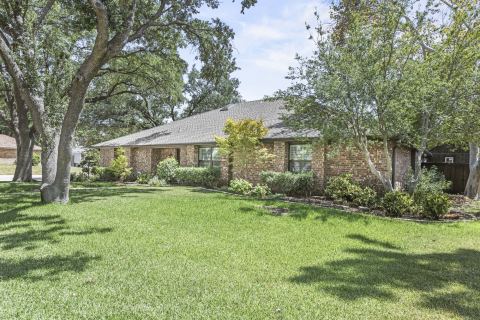 1946 Oakbluff Drive, Carrollton, TX 75007 — photo 2