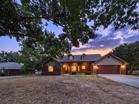 616 W Walcott Street, Pilot Point, TX 76258 — photo 2