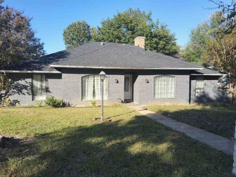 2202 Greenbriar Court, Grand Prairie