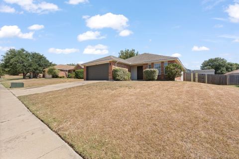 832 Beaver Creek Drive, Burleson, TX 76028 — photo 2