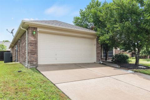 112 Bridlewood Street, Azle, TX 76020 — photo 2