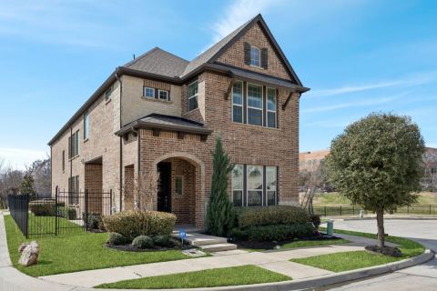 648 Courtyard Lane, Irving
