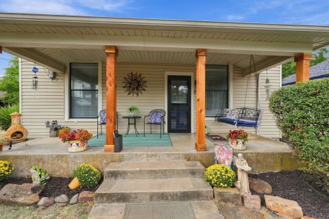311 N Pendell Avenue, Cleburne, TX 76033 — photo 2