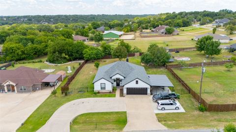 1305 E Apache Trail, Granbury, TX 76048 — photo 2