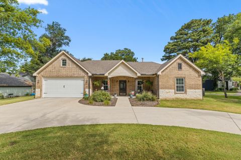 327 Walnut Street, Terrell