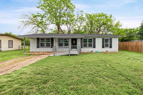 203 S Lancaster Street, Granbury, TX 76048 — photo 2