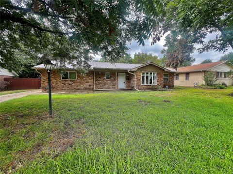 1914 W Northgate Drive, Irving